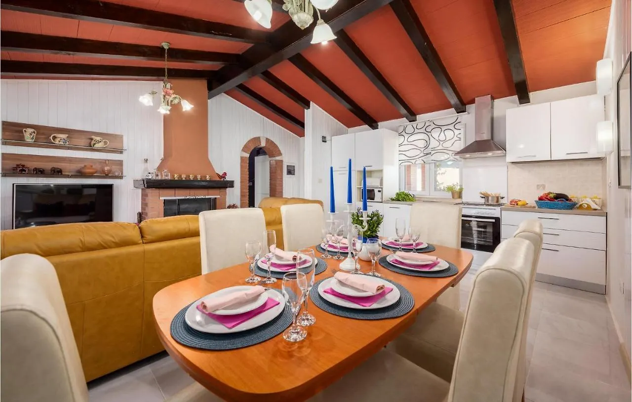 3 Bedroom Amazing Home In Vižinada 0*,  Croácia