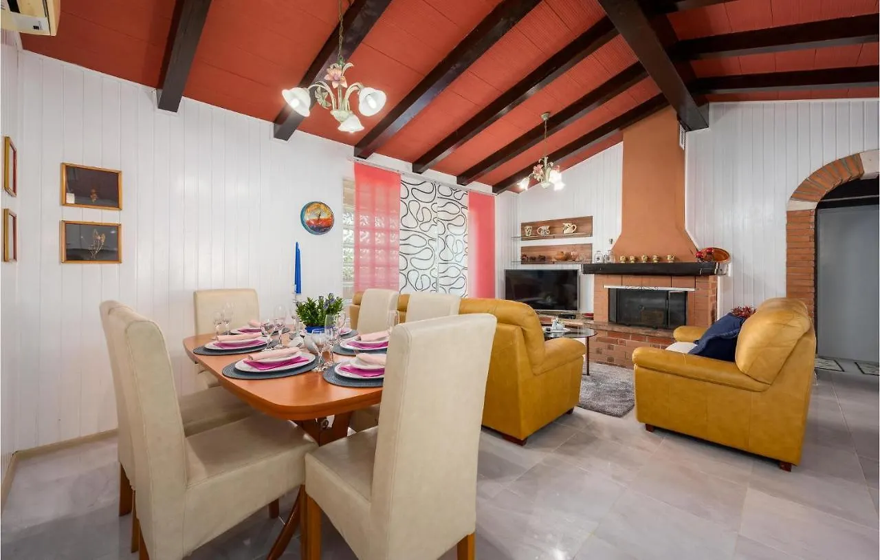 3 Bedroom Amazing Home In Vižinada Casa de Férias